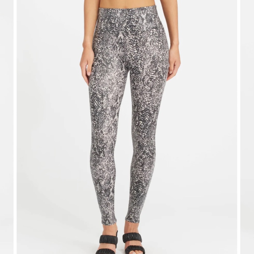 Spanx Faux Leather Snake Shine Leggings Size Large